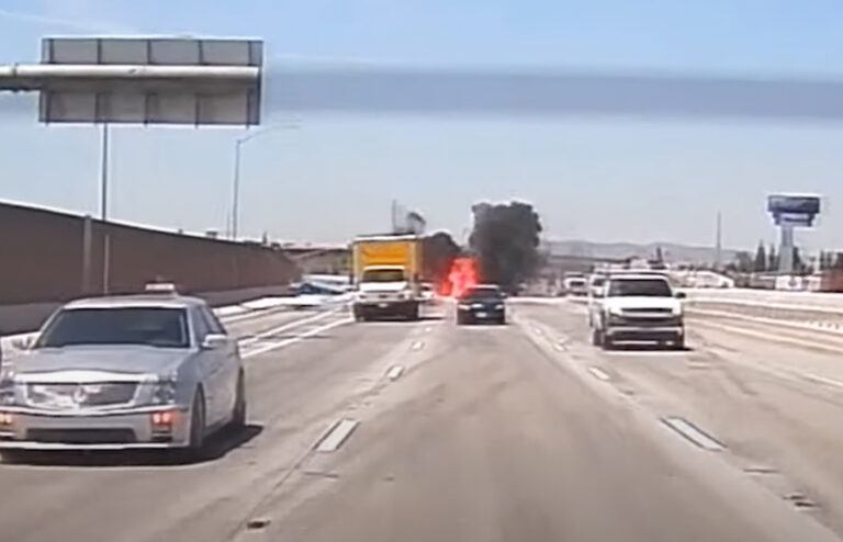 Vliegtuig crasht op drukke autosnelweg: “Ondanks vuurbal is niemand gewond geraakt” (video)