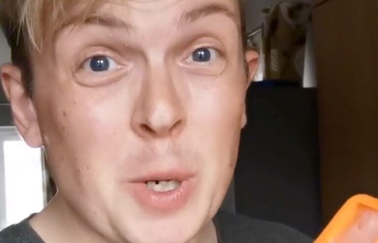 “Je gebruikt je ijsblokjesvorm je hele leven al verkeerd. ZO werkt het wél optimaal!” (video)
