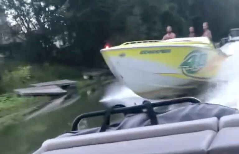 Speedboot vaart bewust in op ander bootje en inzittenden pakken de schrik van hun leven! (video)