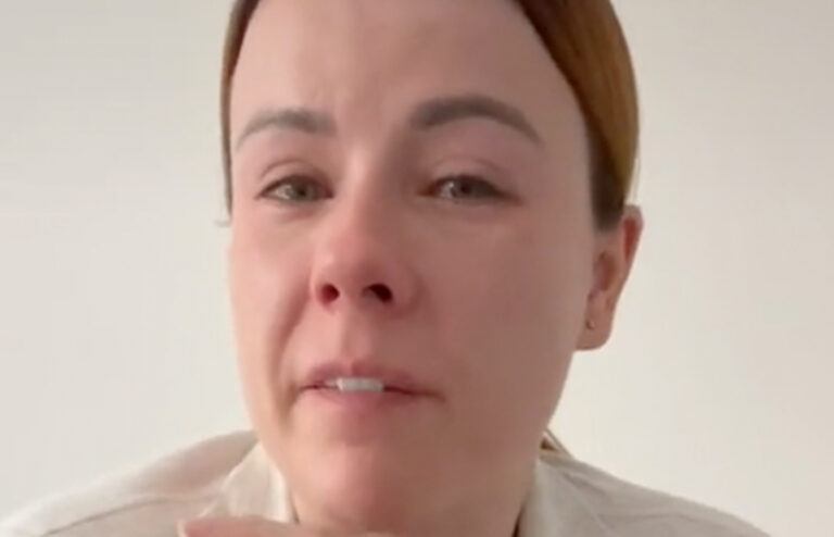 Vrouw in tranen nadat Tinderdate haar een foto stuurt van zijn geslachtsdeel en haar nadien meteen dumpt (video)