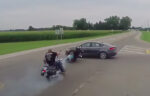 Twee motards knallen in op idioot die niet uitkijkt: “Ongelooflijk dat ze nog leven!” (video)