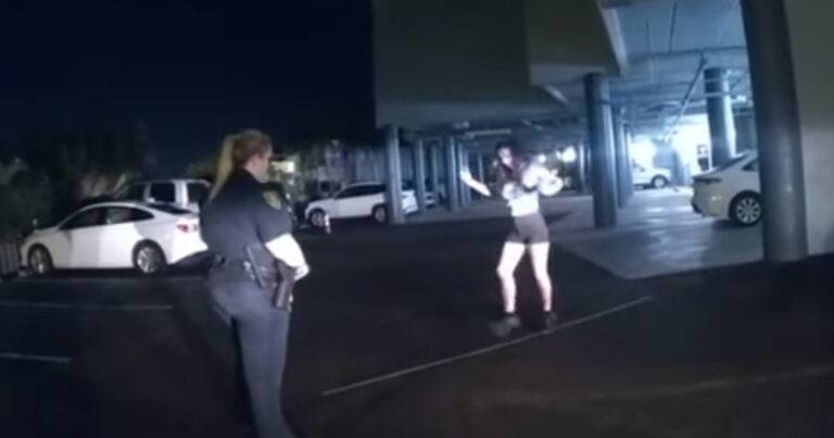 Vrouw moet over rechte lijn wandelen tijdens alcoholcontrole, maar faalt. Dus doet ze een dansje! (video)