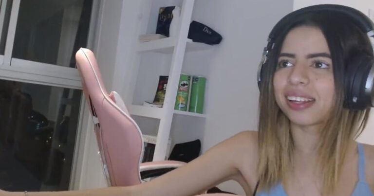 Dame heeft ‘stiekem’ seks tijdens livestream op Twitch. En da’s niet zonder gevolgen! (video)