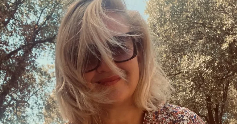 ‘Dertigers’-actrice Evelien Van Hamme koelt af in badpak: “Prachtig!” (foto’s)