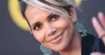 Actrice Halle Berry viert 56ste verjaardag in pikante outfit: “Je wordt met de dag sexyer!” (foto)