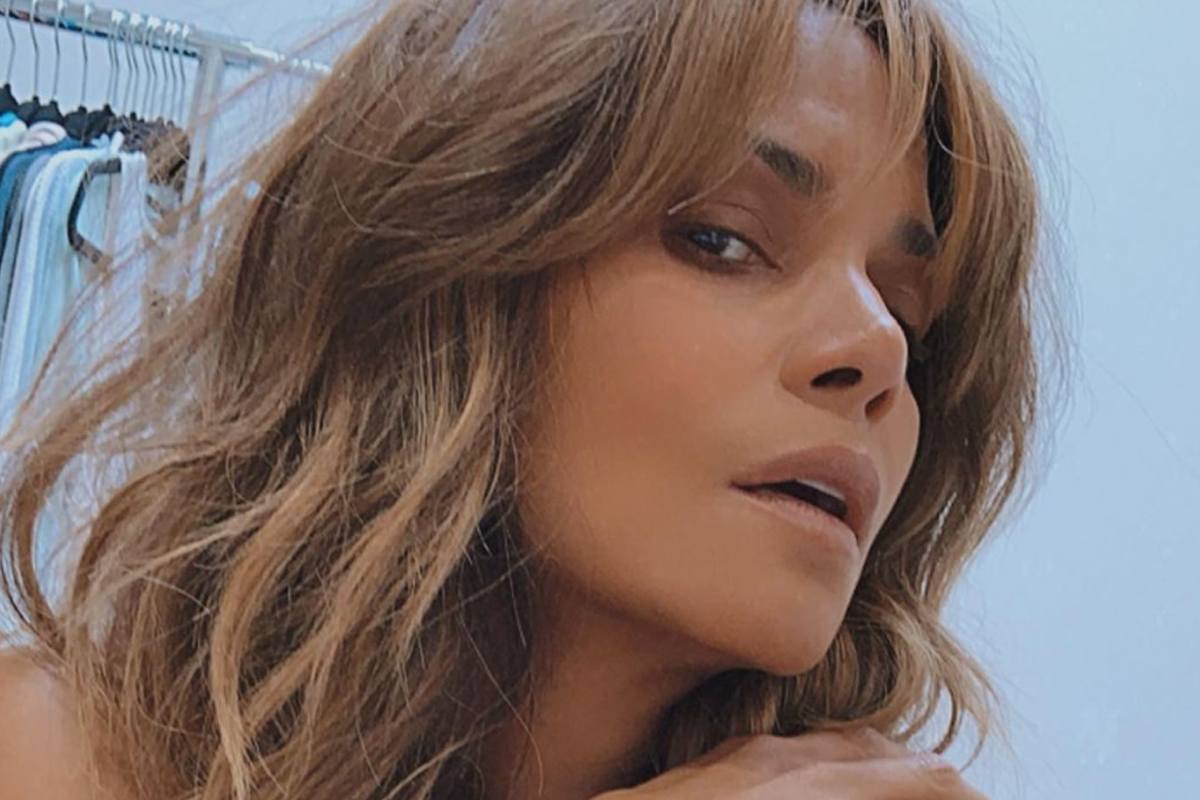 Halle Berry’s nieuwste look zorgt voor verdeeldheid bij fans: “Die kleur staat je niet!” (foto’s)