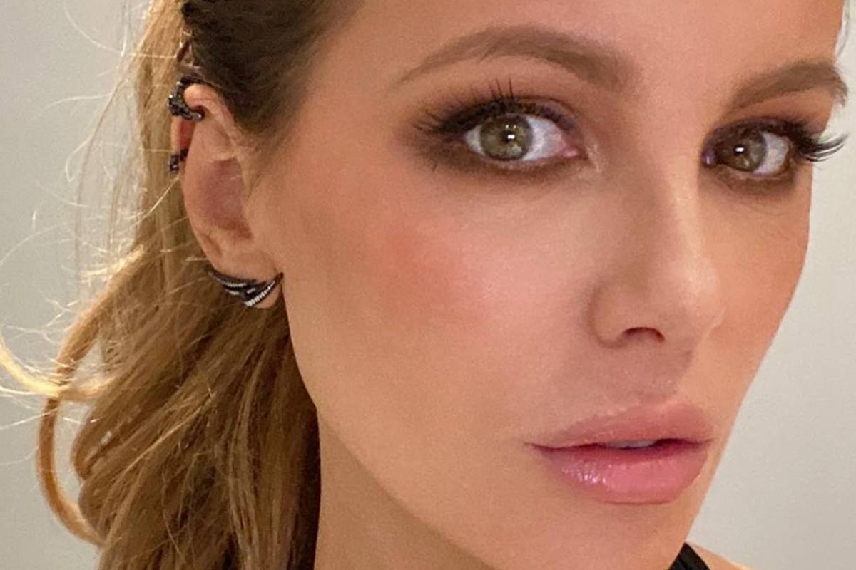 Actrice Kate Beckinsale deelt leuk bikinifilmpje: “Verbluffend!” (video)
