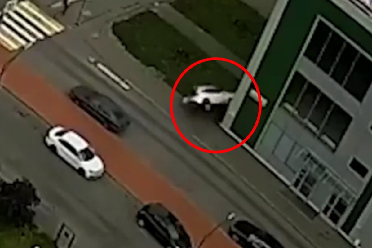 Vrouw wil haar wagen even parkeren. Maar dat gaat op SPECTACULAIRE wijze fout! (video)