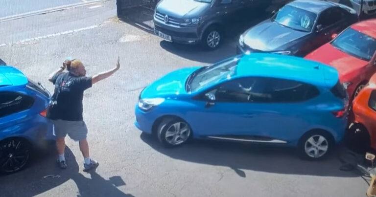 Man heeft nét de carrosserie van de wagen laten herstellen. Nog voor hij van de parking geraakt? WEER PRIJS! (video)