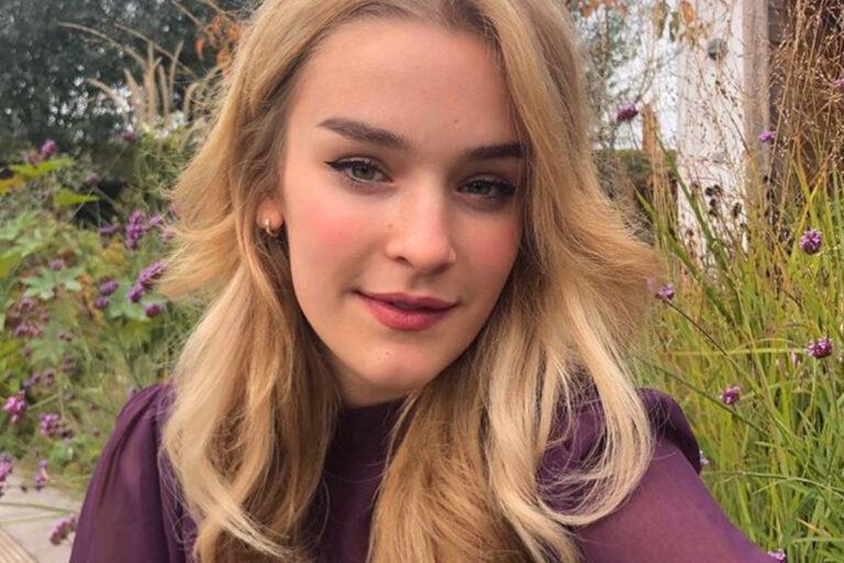 Pommelien Thijs poseert in zomerse outfit: “Staat je ongewoon goed!” (foto’s)
