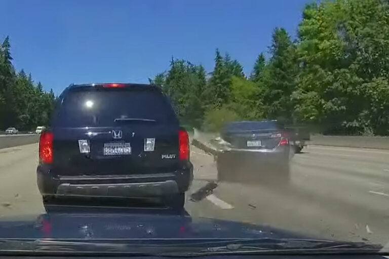 Automobiliste op snelweg is te druk bezig met haar gsm. De gevolgen? DESASTREUS! (video)
