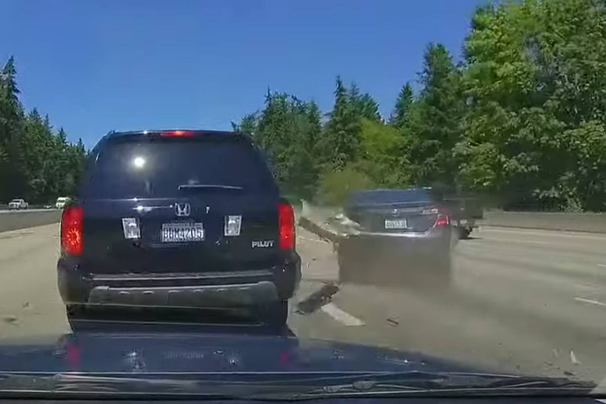 Automobiliste op snelweg is te druk bezig met haar gsm. De gevolgen? DESASTREUS! (video)