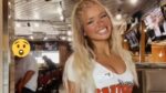 Hooters-serveerster doet sexy dansje, maar reactie van man in achtergrond trekt alle aandacht… (video)