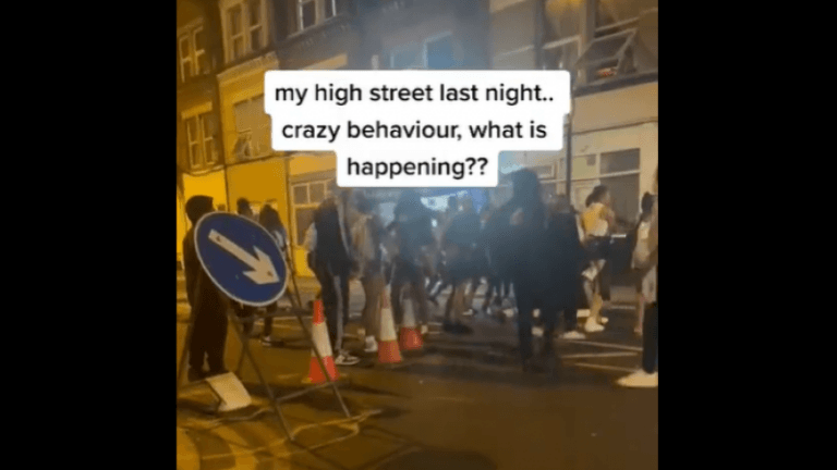WTF. Britse vrouw wordt door woedende menigte in elkaar gemept op straat (video)