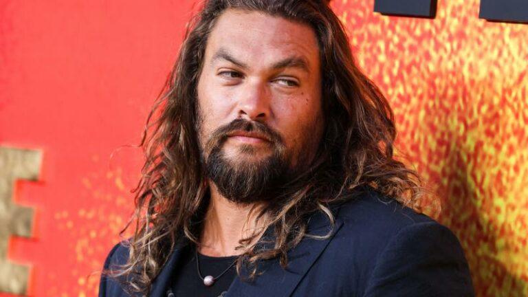 Jason Momoa scheert zijn lange lokken af tegen wegwerpplastic: «We moeten ons land beter beschermen» (video)