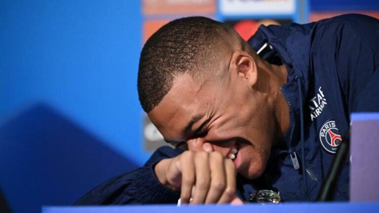 Mbappé giert het uit wanneer hem gevraagd wordt waarom hij privéjet neemt en niet de TGV: «Ga je schamen»
