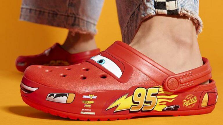 Pixar brengt de iconische Cars-Crocs terug voor volwassenen: «Eindelijk»