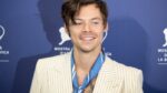 Harry Styles reageert op spuugincident: «Ik was even gaan spugen op Chris Pine, maar ik ben terug» (video)