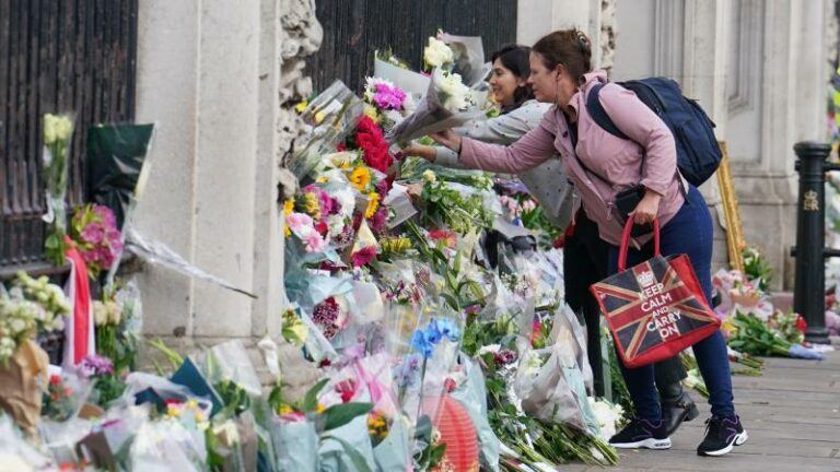 IN BEELD. Zo rouwt de wereld om Queen Elizabeth II