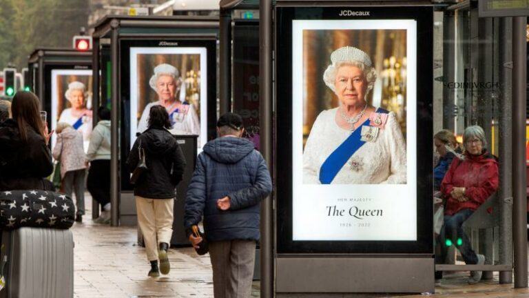 Premier League stelt alle voetbalmatchen van dit weekend uit ter ere van Queen Elizabeth