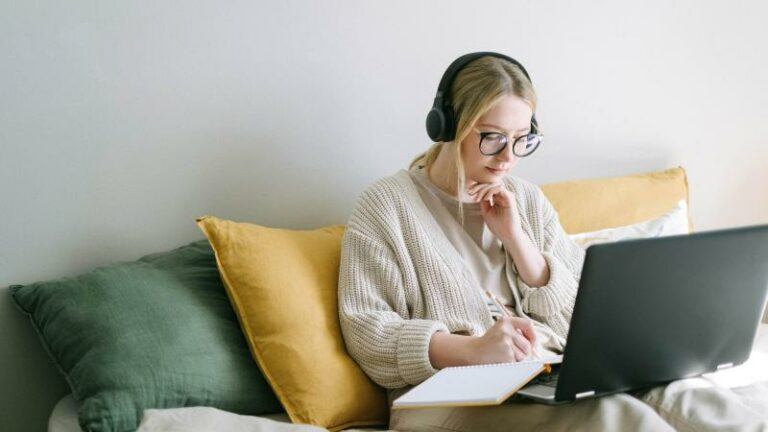 Lekker vanuit bed werken? Met deze tips draag je zorg voor je lichaam
