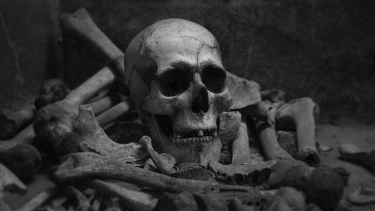 BIZAR. Poolse archeologen ontdekken lichaam van vampier met zeis om nek