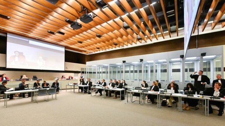 Beschuldigdenboxen kop van jut tijdens proces aanslagen Brussel
