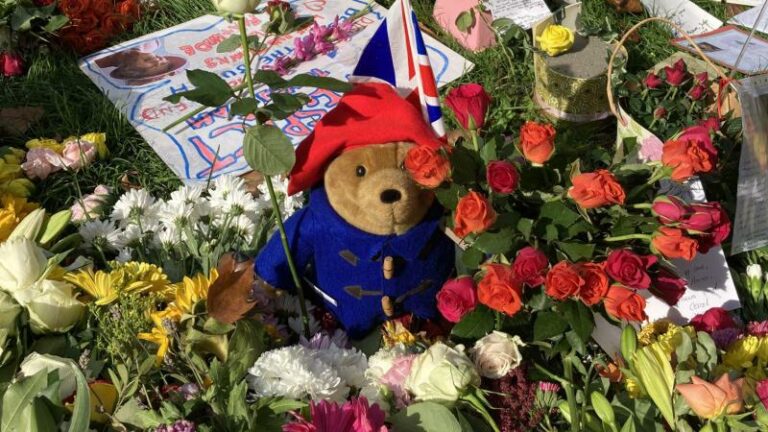 «Stop met boterhammen met marmelade»: Britten laten opvallend eerbetoon achter voor overleden Queen (video)
