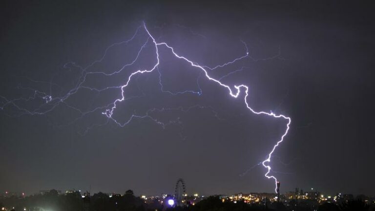 KMI waarschuwt voor intense regenbuien: code oranje en geel van kracht