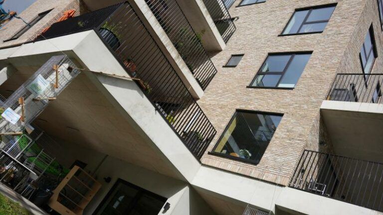 Grootste ‘cohousing’-project van Vlaanderen opent de deuren: 156 bewoners delen keuken en eetkamer
