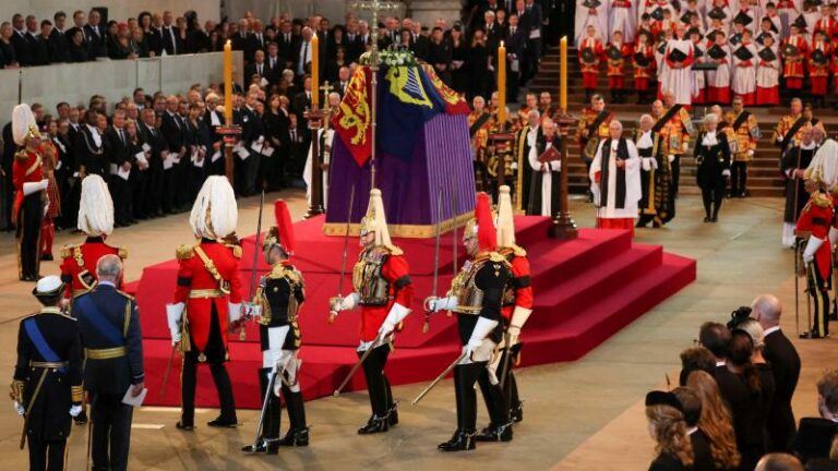 Deze controversiële figuren worden uitgenodigd op de begrafenis van de Queen