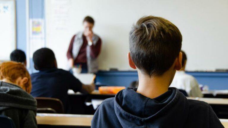 In elke klas zit wel leerling die schoolboeken niet kan betalen