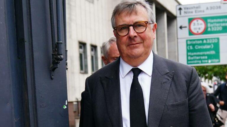 OEPS. Man die kroning van Charles moet regelen is rijbewijs kwijt