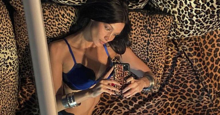Bella Hadid daagt Instagram uit met doorschijnende outfit: “Jouw beste foto’s ooit!”