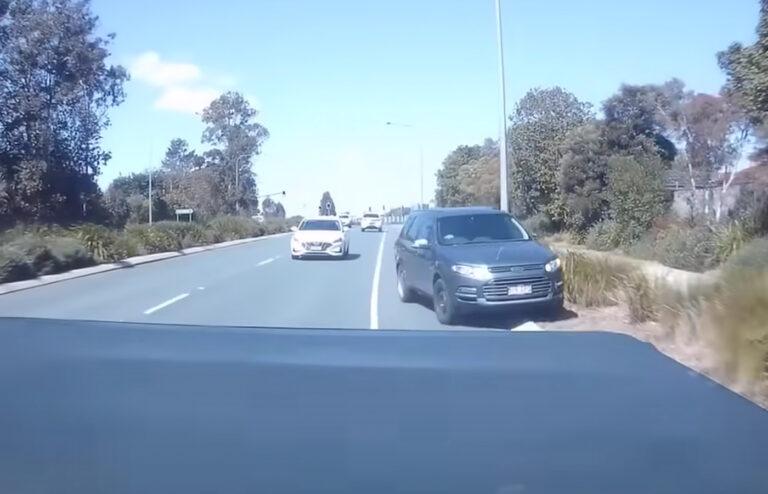 Agressieve chauffeur probeert wagen in te halen, maar dan gebeurt DIT! “Z’n verdiende loon!” (video)