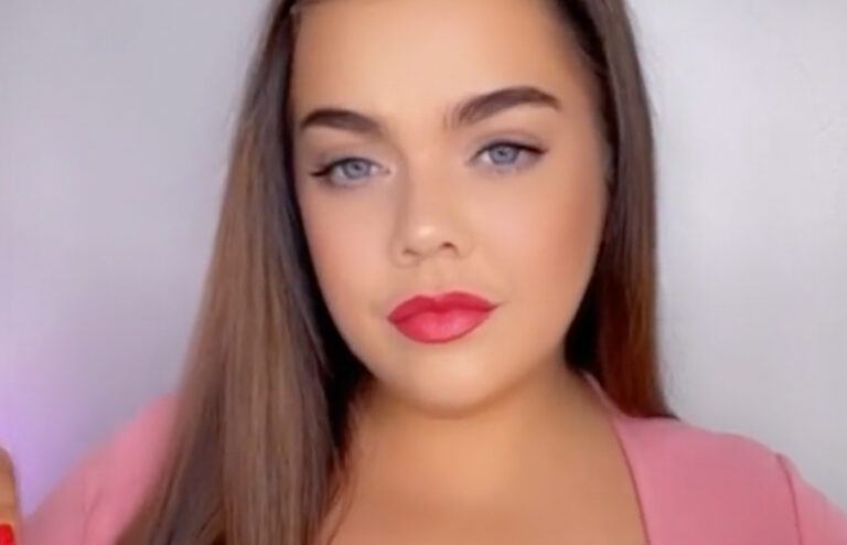 Model met borst die dubbel zo groot is als de andere is een hit op OnlyFans (foto’s/video)