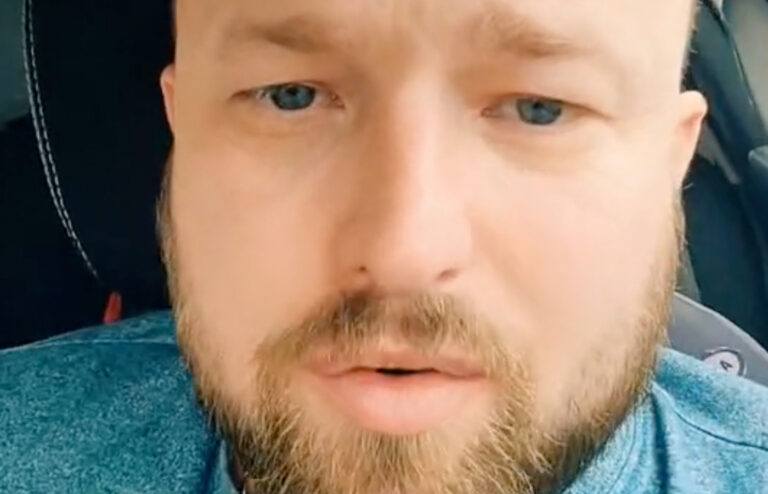 Kerel denkt dat de mama van zijn date de voordeur opendoet… maar beseft dan dat hij gecatfished is! (video)