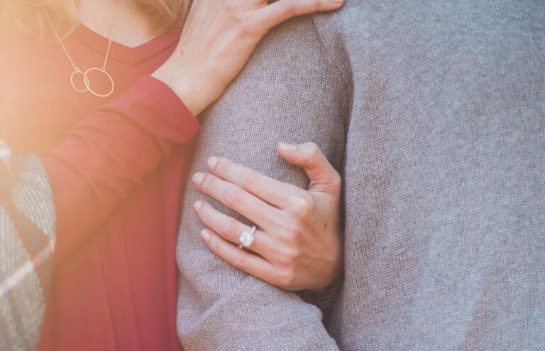 Vrouw volledig van de kaart nadat ze ontdekt dat haar partner haar broer blijkt te zijn