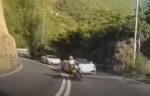 Motard botst frontaal op witte Lamborghini: “Wow! Die impact was verschrikkelijk!” (video)