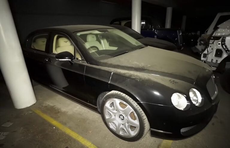 Twee vrienden vinden geheime ondergrondse bunker vol peperdure wagens (video)