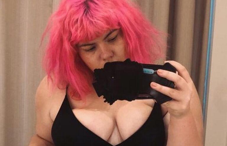 “Mannen matchen met me op Tinder gewoon om me ‘vet’ te noemen. Ik heb het er moeilijk mee…”
