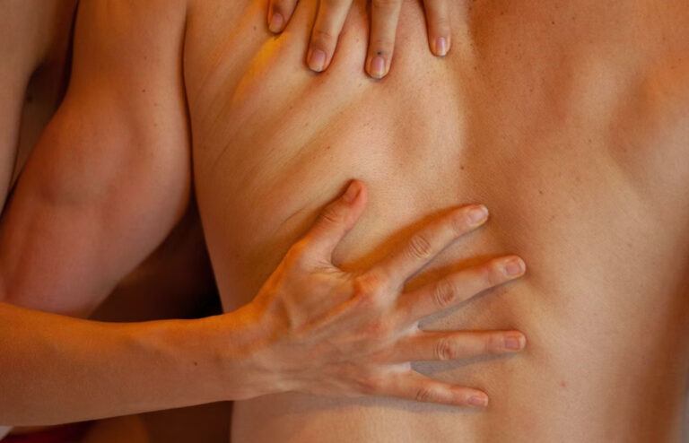 Wanhopige vrouw zoekt advies: “Mijn familie keurt mijn man af, maar de seks is te goed”