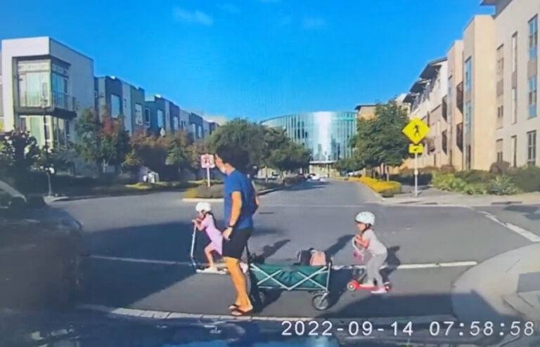 Meisje ontsnapt aan de dood nadat auto bijna op haar inrijdt: “Dit scheelde centimeters” (video)