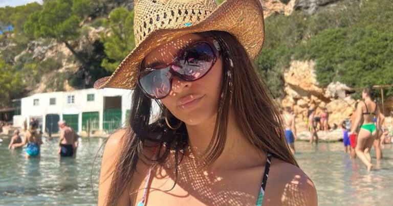Emily Ratajkowski geniet in bikini op het strand: “Je bent de mooiste!” (foto’s)