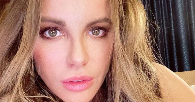 Kate Beckinsale ligt als ware zeemeermin op het strand én deelt onderwaterfoto’s van dochter: “Prachtig!”