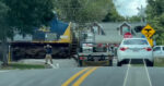 Vrachtwagen staat vast op spoorwegovergang. En dan gebeurt het onvermijdelijke! (video)