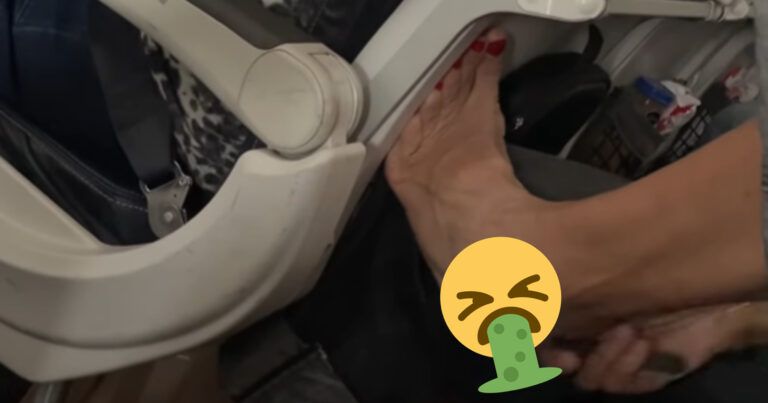 Ophef over wat schaamteloze dame op vliegtuig doet: “Dit zou een misdrijf moeten zijn!” (video)