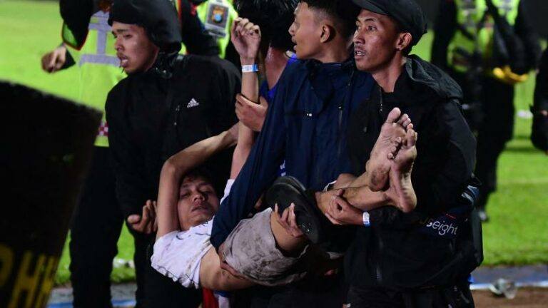 Een van de zwaarste stadionrampen ooit: Zeker 174 doden bij stormloop na voetbalwedstrijd in Indonesië (video)
