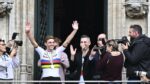 IN BEELD. Mensenzee begroet wereldkampioen Remco Evenepoel op Grote Markt Brussel