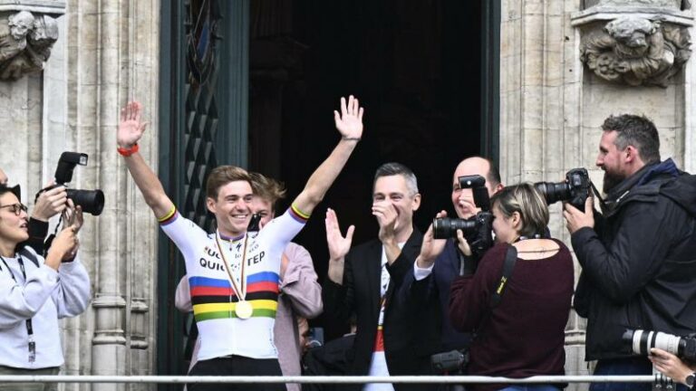 IN BEELD. Mensenzee begroet wereldkampioen Remco Evenepoel op Grote Markt Brussel